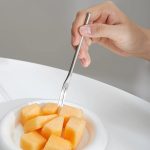 Fourchette-a-fruits-inox-au-design-minimaliste-et-manche-cylindrique-poli-picture-3