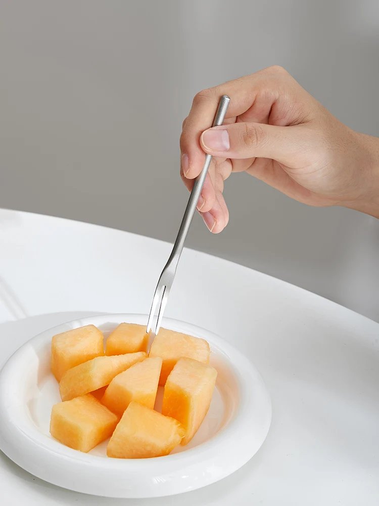Fourchette-a-fruits-inox-au-design-minimaliste-et-manche-cylindrique-poli-picture-3