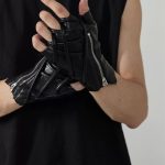 Gants-sans-doigts-en-cuir-a-effet-matelasse-et-zip-argente-picture-3