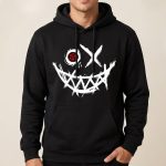 Streetwear hoodie noir à motif de visage stylisé avec sourire dentelé et œil rouge