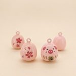 Grelot-daruma-porte-cles-kawaii-japonais-cochon-et-fleurs-de-cerisier-miniature