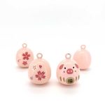 Grelot-daruma-porte-cles-kawaii-japonais-cochon-et-fleurs-de-cerisier-picture-1