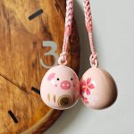 Grelot-daruma-porte-cles-kawaii-japonais-cochon-et-fleurs-de-cerisier-picture-2