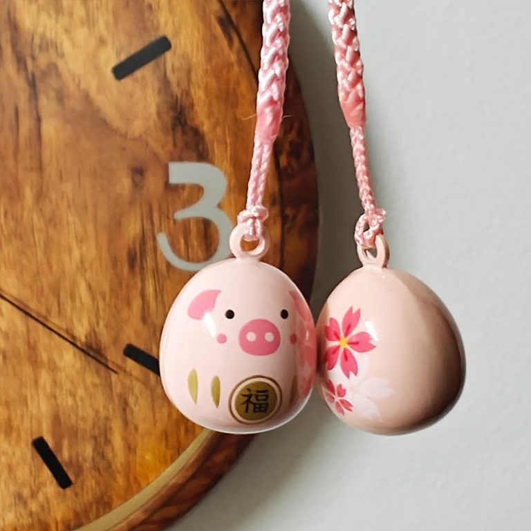 Grelot-daruma-porte-cles-kawaii-japonais-cochon-et-fleurs-de-cerisier-picture-2