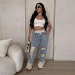 Jean-dechire-femme-a-jambe-droite-avec-larges-dechirures-aux-cuisses-et-ceinture-picture-4