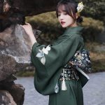 Kimono-traditionnel-japonais-femme-vert-sapin-a-grandes-fleurs-blanches-picture-1