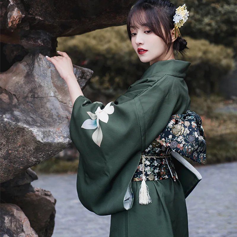 Kimono-traditionnel-japonais-femme-vert-sapin-a-grandes-fleurs-blanches-picture-1