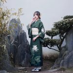 Kimono-traditionnel-japonais-femme-vert-sapin-a-grandes-fleurs-blanches-picture-2