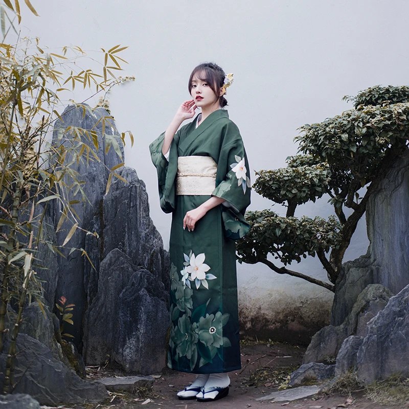 Kimono-traditionnel-japonais-femme-vert-sapin-a-grandes-fleurs-blanches-picture-2