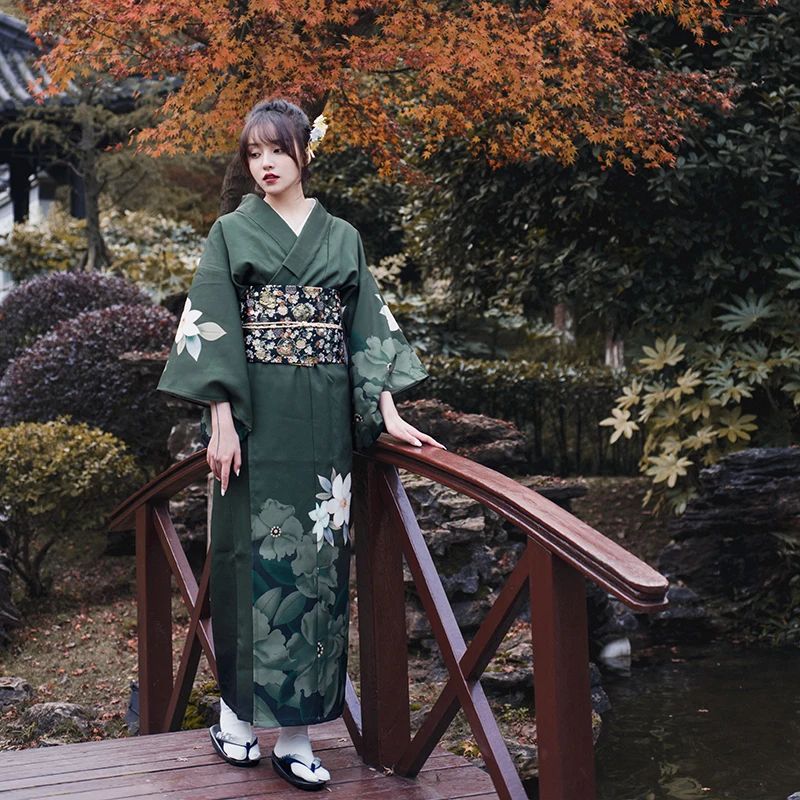 Kimono-traditionnel-japonais-femme-vert-sapin-a-grandes-fleurs-blanches-picture-3