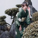 Kimono-traditionnel-japonais-femme-vert-sapin-a-grandes-fleurs-blanches-picture-4