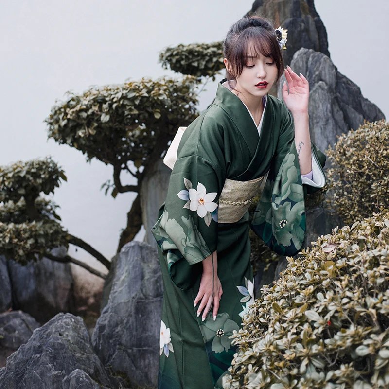 Kimono-traditionnel-japonais-femme-vert-sapin-a-grandes-fleurs-blanches-picture-4