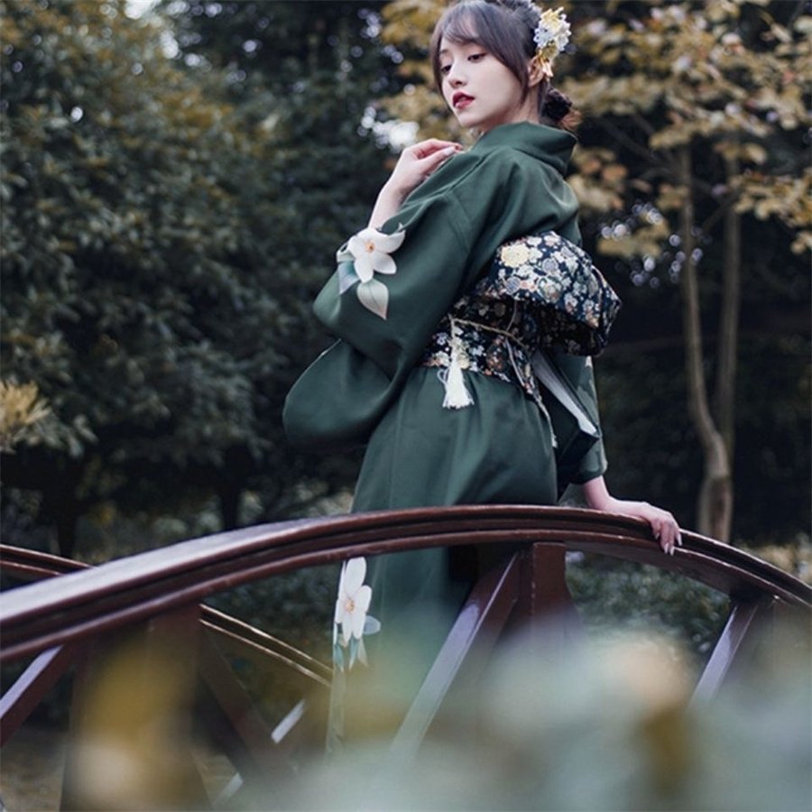 Kimono-traditionnel-japonais-femme-vert-sapin-a-grandes-fleurs-blanches-picture-5