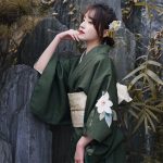 Kimono-traditionnel-japonais-femme-vert-sapin-a-grandes-fleurs-blanches-picture-6
