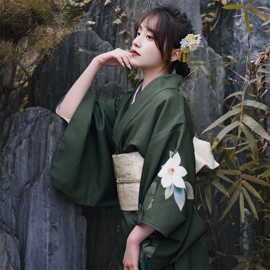 Kimono-traditionnel-japonais-femme-vert-sapin-a-grandes-fleurs-blanches-picture-6