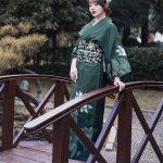Kimono-traditionnel-japonais-femme-vert-sapin-a-grandes-fleurs-blanches-picture-7