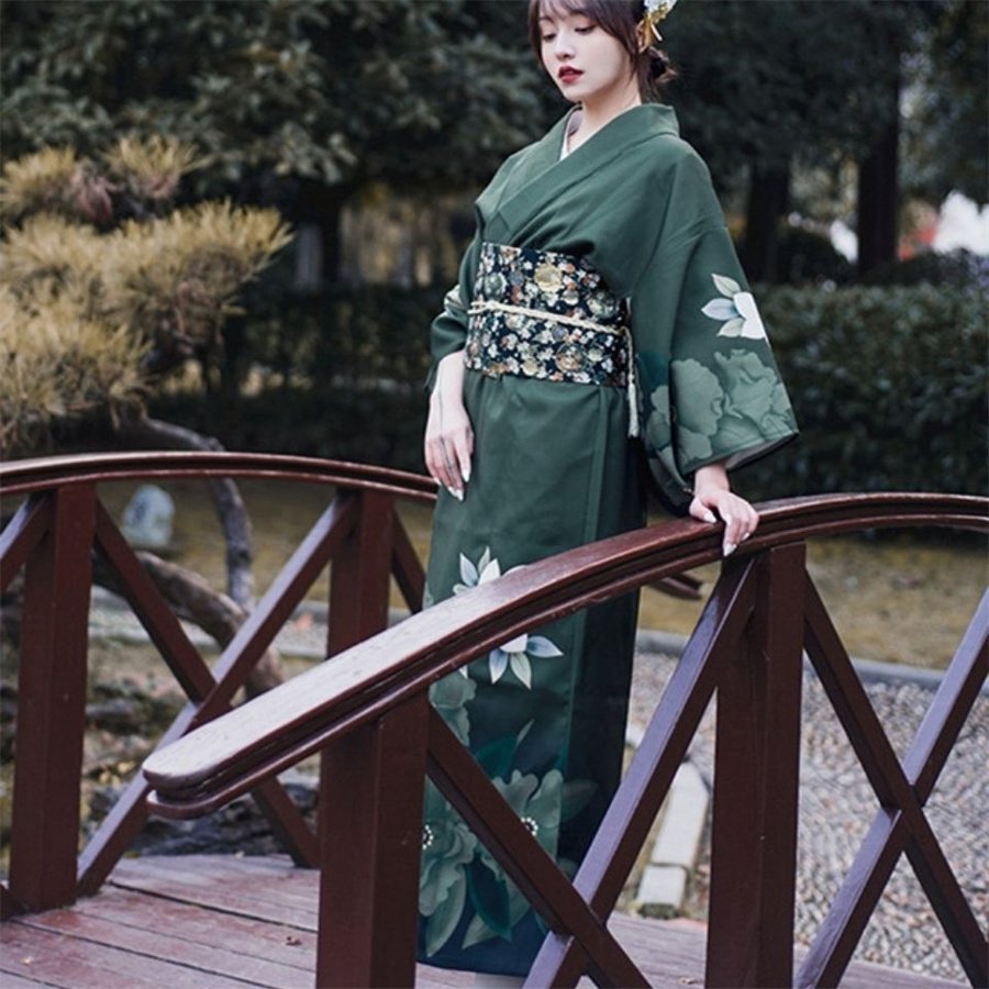 Kimono-traditionnel-japonais-femme-vert-sapin-a-grandes-fleurs-blanches-picture-7