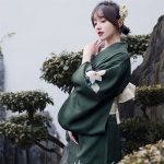Kimono-traditionnel-japonais-femme-vert-sapin-a-grandes-fleurs-blanches-picture-8