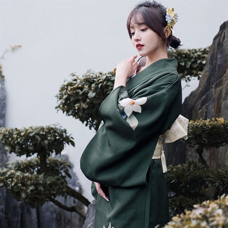 Kimono-traditionnel-japonais-femme-vert-sapin-a-grandes-fleurs-blanches-picture-8