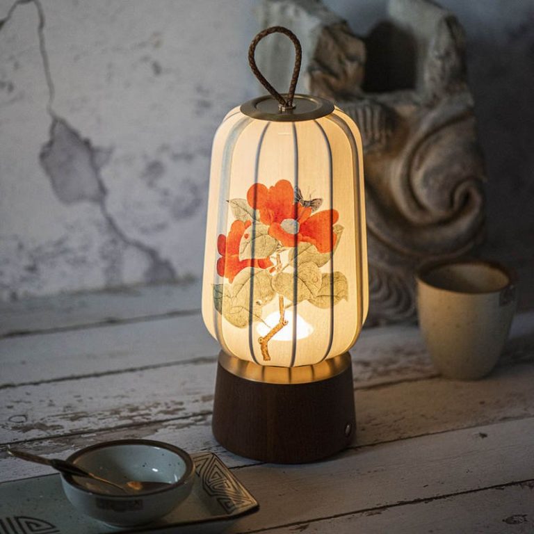 Lampe-de-chevet-japonaise-LED-rechargeable-en-soie-et-bois-de-noyer-picture-1