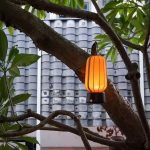 Lampe-de-chevet-japonaise-LED-rechargeable-en-soie-et-bois-de-noyer-picture-2