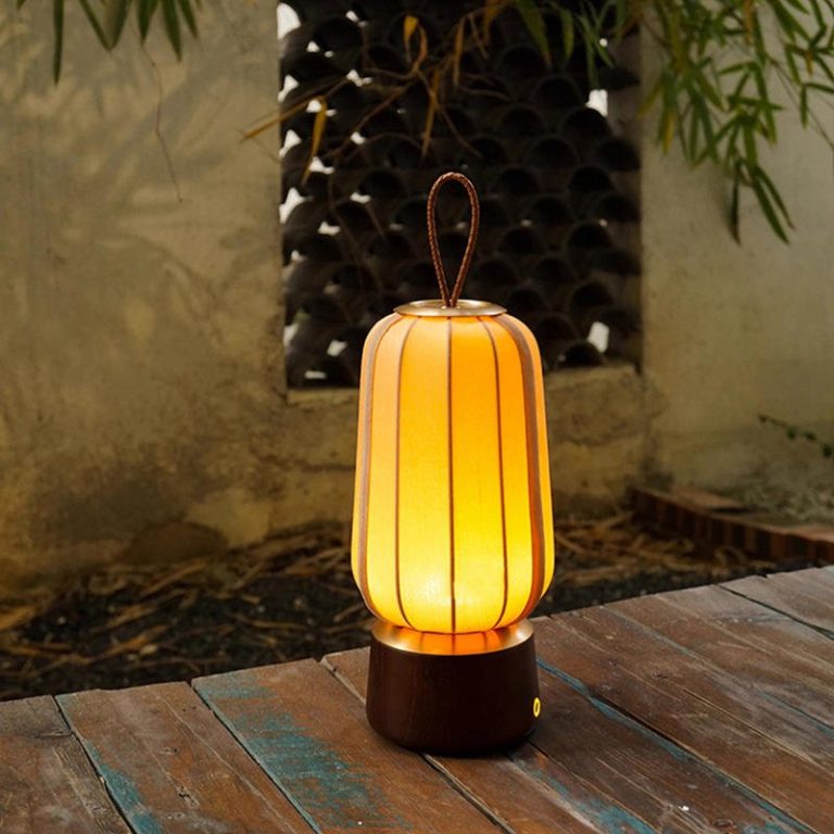 Lampe-de-chevet-japonaise-LED-rechargeable-en-soie-et-bois-de-noyer-picture-3