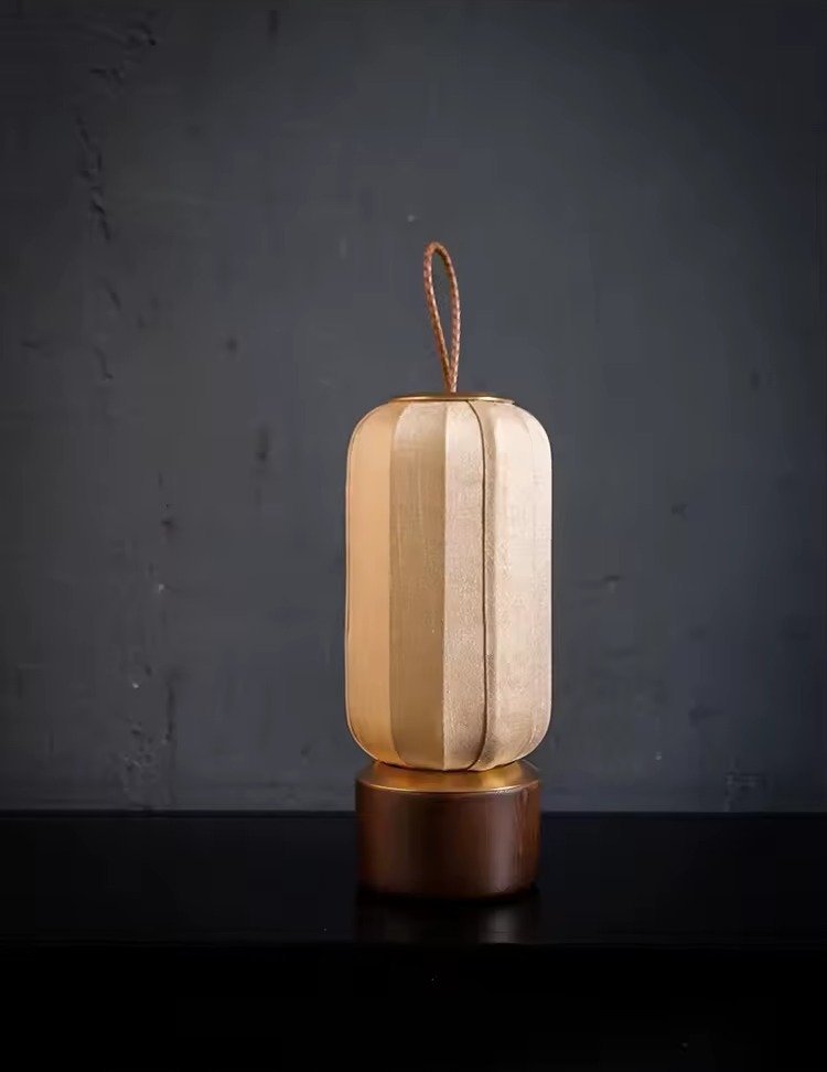 Lampe-de-chevet-japonaise-LED-rechargeable-en-soie-et-bois-de-noyer-picture-4