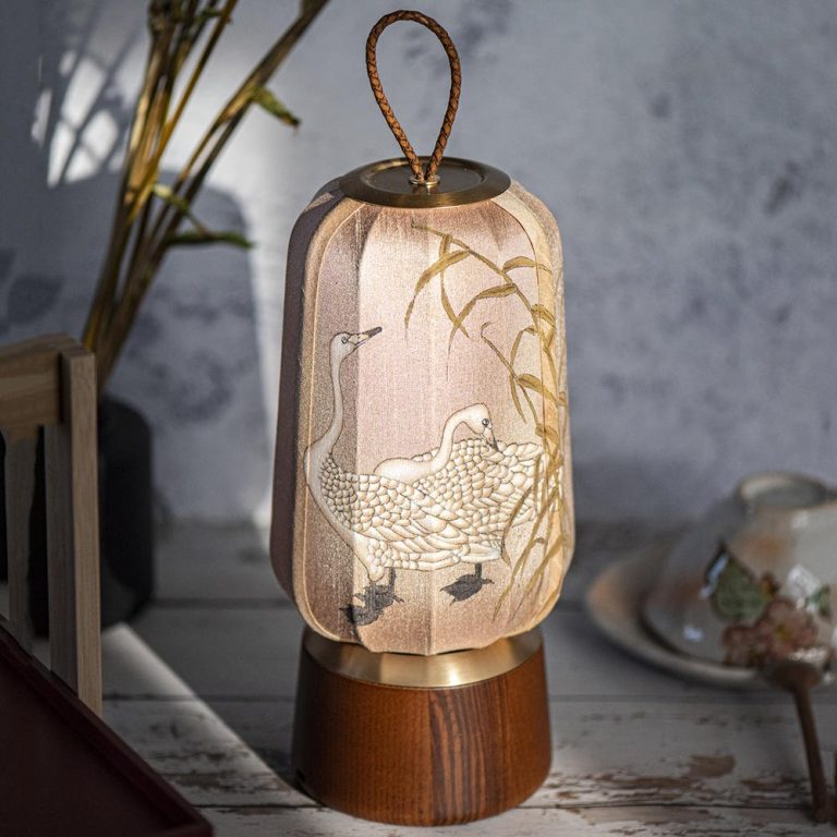 Lampe-de-chevet-japonaise-LED-rechargeable-en-soie-et-bois-de-noyer-picture-6