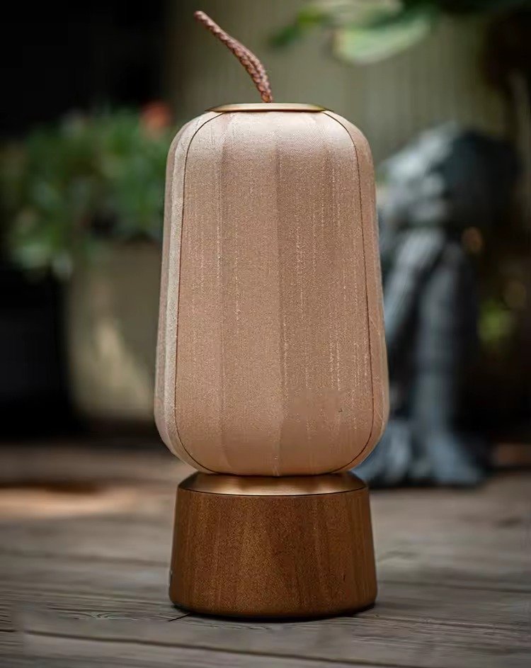 Lampe-de-chevet-japonaise-LED-rechargeable-en-soie-et-bois-de-noyer-picture-7