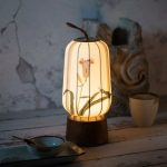 Lampe-de-chevet-japonaise-LED-rechargeable-en-soie-et-bois-de-noyer-watermark-4104