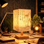 Lampe-japonaise-traditionnelle-a-abat-jour-calligraphie-et-socle-en-bois-massif-picture-1