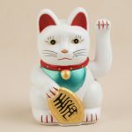 Maneki neko à patte droite mobile avec bavoir turquoise et clochette dorée