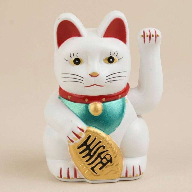 Maneki neko à patte droite mobile avec bavoir turquoise et clochette dorée