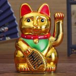 Maneki neko à patte droite mobile avec bavoir turquoise et clochette dorée