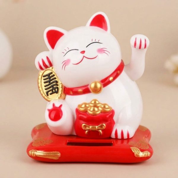 Maneki neko blanc décoratif à mécanisme solaire avec collier et sac porte-bonheur dorés