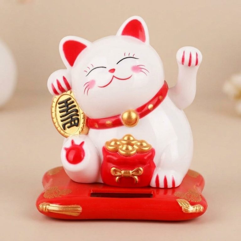 Maneki-neko-blanc-decoratif-a-mecanisme-solaire-avec-collier-et-sac-porte-bonheu-picture-1-3