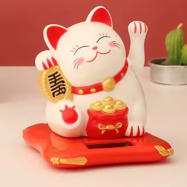 Maneki neko blanc décoratif à mécanisme solaire avec collier et sac porte-bonheur dorés