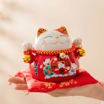 Maneki-neko-porte-bonheur-en-ceramique-emaillee-avec-tirelire-et-coussin-miniature