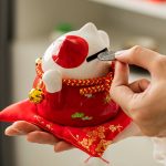 Maneki-neko-porte-bonheur-en-ceramique-emaillee-avec-tirelire-et-coussin-picture-2
