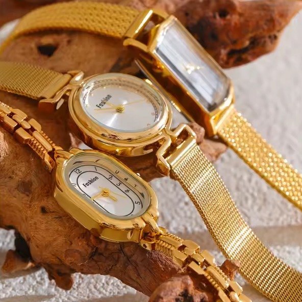Montre-vintage-doree-au-style-retro-chic-avec-bracelet-en-acier-et-cadran-nacre-picture-4