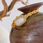 Montre-vintage-doree-au-style-retro-chic-avec-bracelet-en-acier-et-cadran-nacre-picture-6