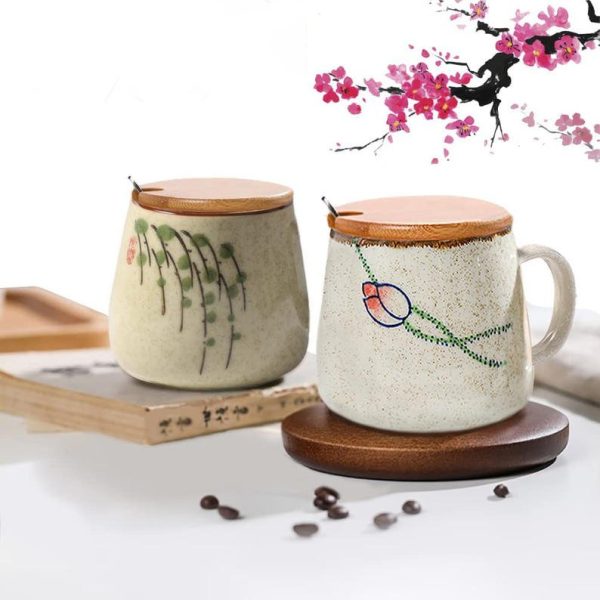 Mug à thé japonais en céramique artisanale avec couvercle en bambou et motifs peints à la main