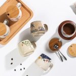 Mug à thé japonais en céramique artisanale avec couvercle en bambou et motifs peints à la main