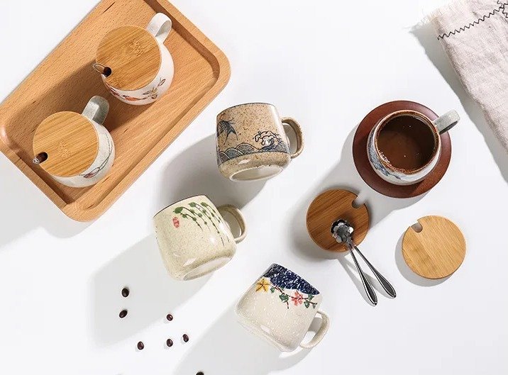 Mug à thé japonais en céramique artisanale avec couvercle en bambou et motifs peints à la main