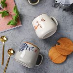 Mug à thé japonais en céramique artisanale avec couvercle en bambou et motifs peints à la main