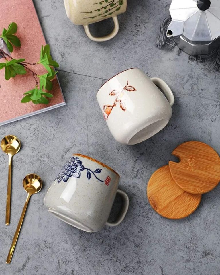 Mug à thé japonais en céramique artisanale avec couvercle en bambou et motifs peints à la main