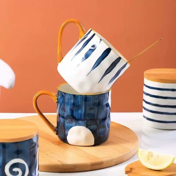 Mug en céramique japonaise avec anse miel et motifs bleus peints à la main