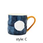 Mug-en-ceramique-japonaise-avec-anse-miel-et-motifs-bleus-peints-a-la-main-picture-10