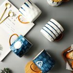 Mug-en-ceramique-japonaise-avec-anse-miel-et-motifs-bleus-peints-a-la-main-picture-2