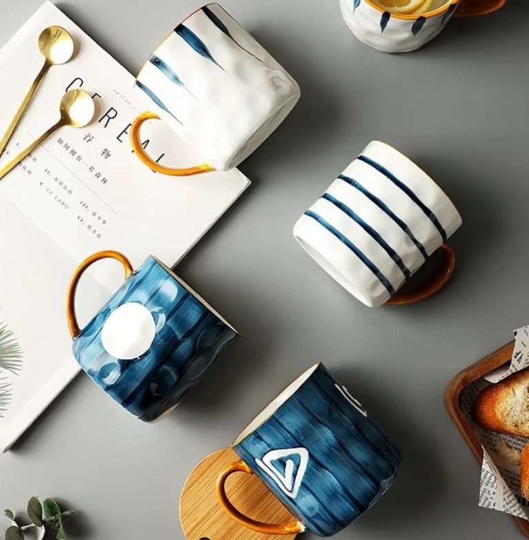 Mug-en-ceramique-japonaise-avec-anse-miel-et-motifs-bleus-peints-a-la-main-picture-2